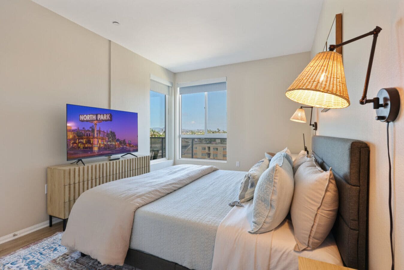 2 habitaciones, escritorio y tabla de planchar con plancha 