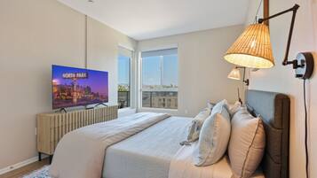 2 habitaciones, escritorio y tabla de planchar con plancha