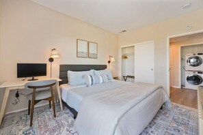2 Schlafzimmer, Schreibtisch, Bügeleisen/Bügelbrett, Reisekinderbett