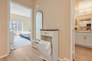 1 chambre, bureau, fer et planche à repasser, lit parapluie
