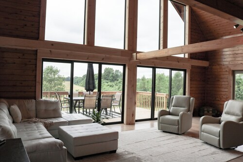 3 bedroom secluded Lodge, close to Canandaigua