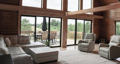 3 bedroom secluded Lodge, close to Canandaigua