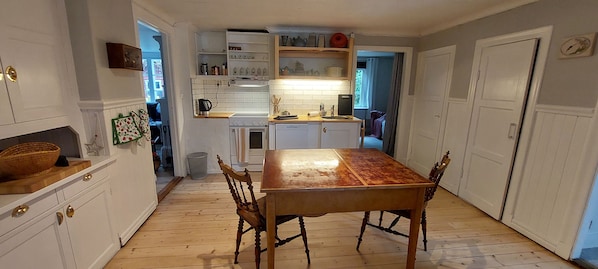Een koelkast, een magnetron, een oven, een kookplaat