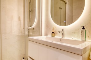 Shower, hair dryer, bidet, towels