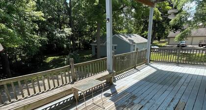 Spacious 2 bed 1 bath in the center of Lima resting on the park