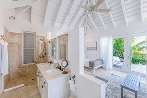 8 chambres, fer et planche à repasser, Wi-Fi, draps fournis