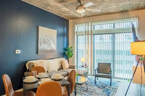 TV, offices - Central Phoenix Spot | Pool, Gym, Balcony +Parking (Phoenix)