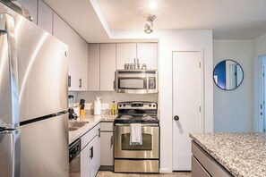 Réfrigérateur, four à micro-ondes, un four, surface de cuisson