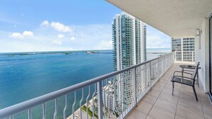 A balcony with a view of the ocean and high-rise buildings. - Luxury Brickell Penthouse Ocean Views Rooftop Pool (Miami)