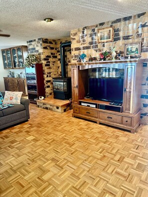 Smart TV, fireplace, DVD player, books