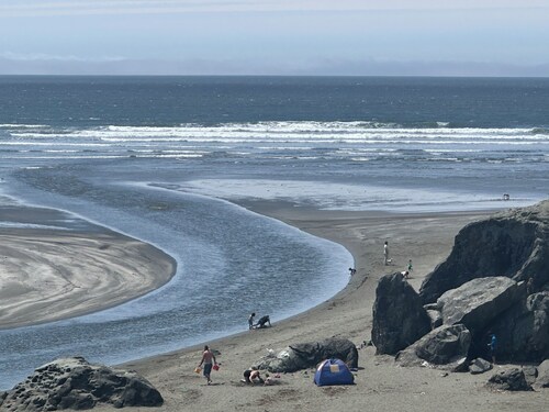 Pet lovers retreat - spacious, 3 bedroom home in the redwoods by Lake Earl.