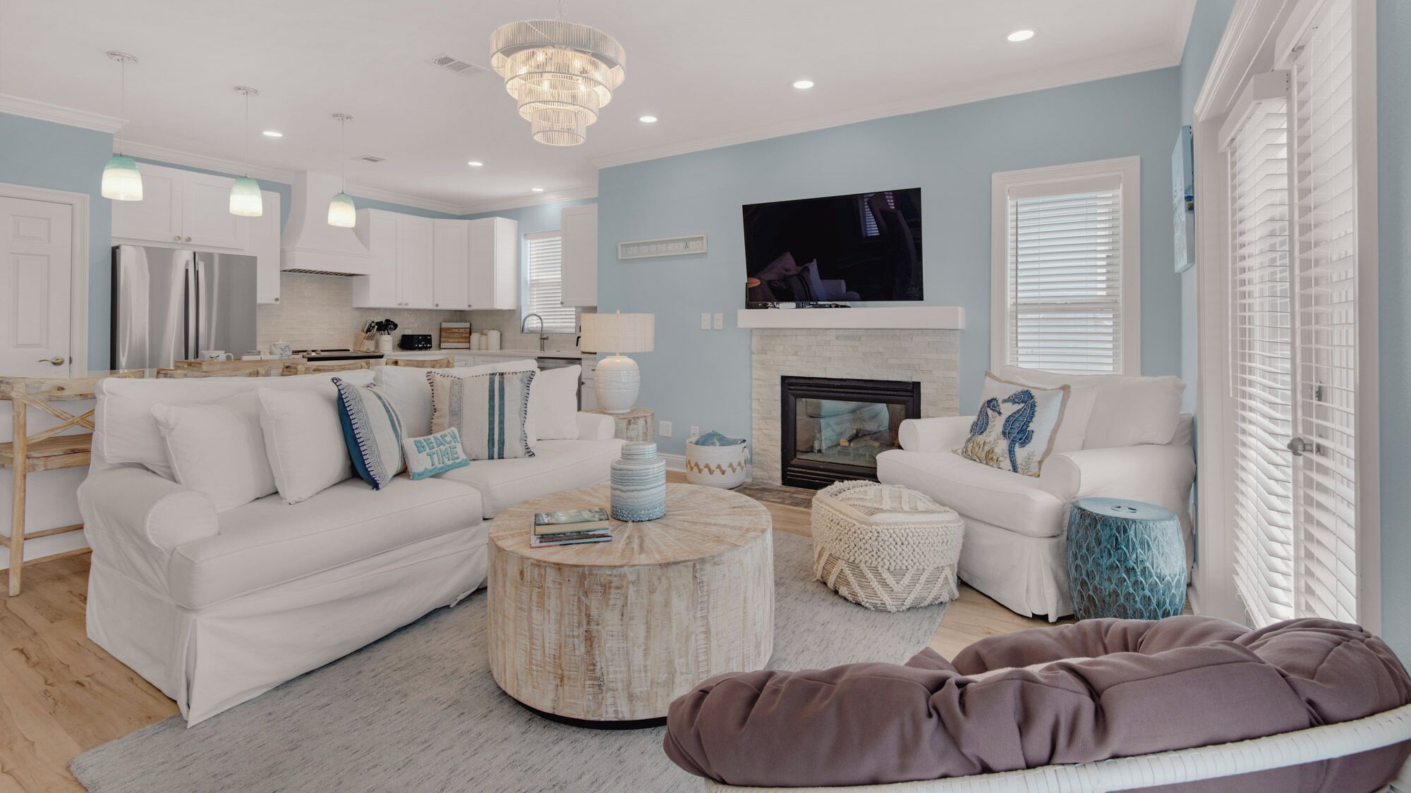 Casa, várias camas, varanda, vista parcial para o oceano (Just Add Salt) | Área de estar | TV de tela plana 50 polegadas com canais digitais, lareira