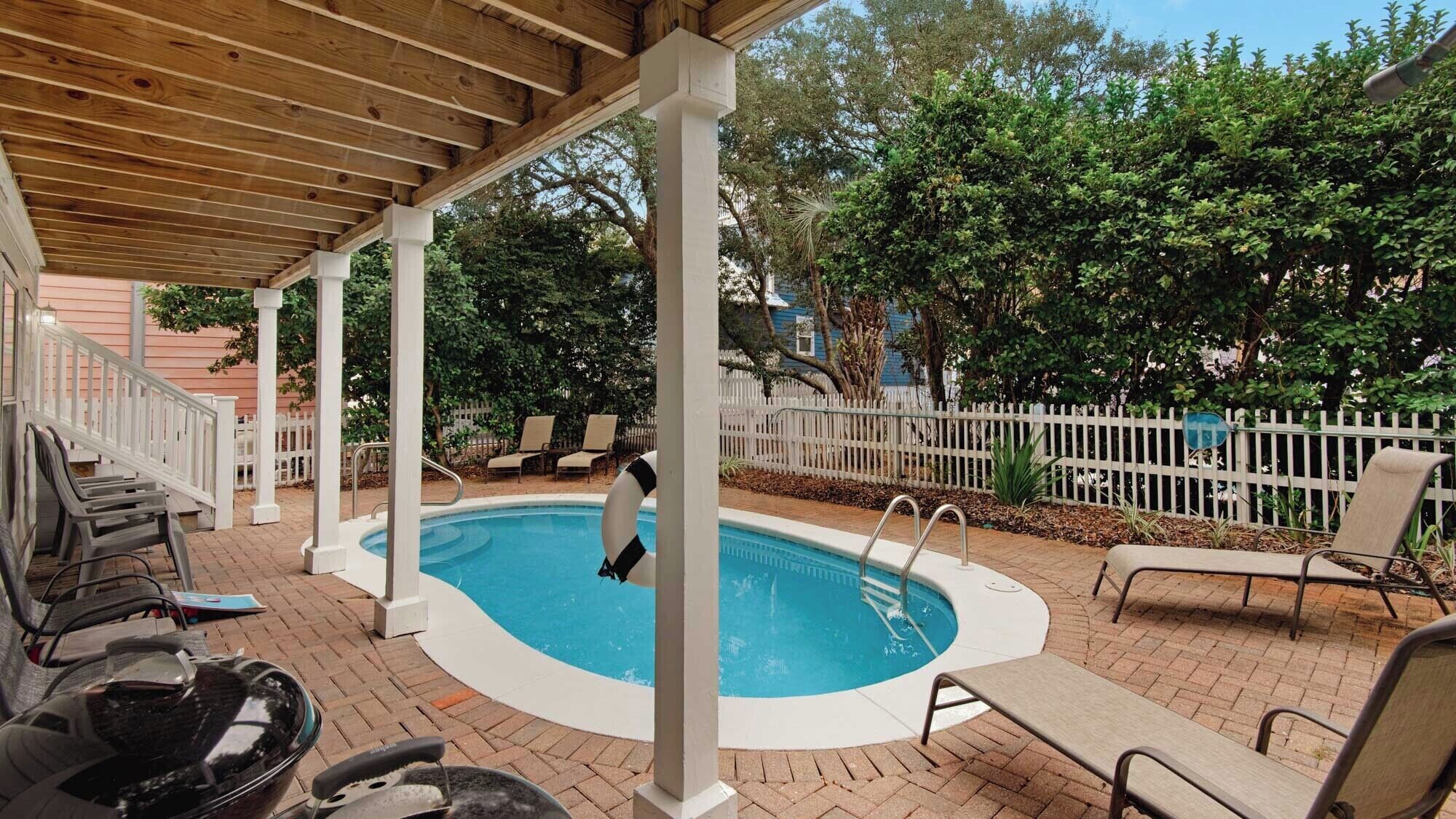 Utendørsbasseng og solsenger