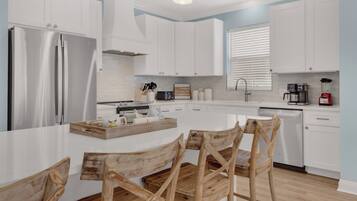 Ferienhaus, Mehrere Betten, Terrasse, eingeschränkter Meerblick (Just Add Salt) | Eigene Küche | Kühlschrank, Mikrowelle, Ofen, Herdplatte