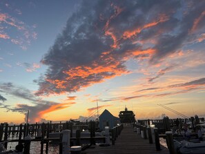 Marina - Charming Suite with updated Living Room, king bed, WiFi, and a Fresh Water Pool. (Dunmore Town)