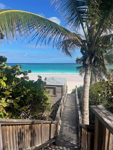 Charming Jr Suite with Living Room, WiFi, and a Fresh Water Pool at Valentines.