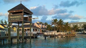 Un hotel frente al agua con un pabellón que dice "Valentines Resort & Marina".