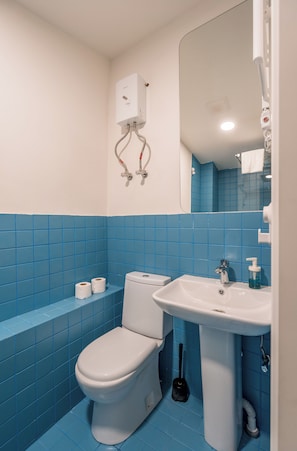 تجهيزات دش، مجففات شعر، مناشف، صابون