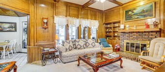 Pet-Friendly Home w/ Pool - 8 Mi to Central Plano!