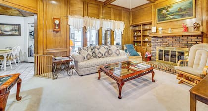 Pet-Friendly Home w/ Pool - 8 Mi to Central Plano!