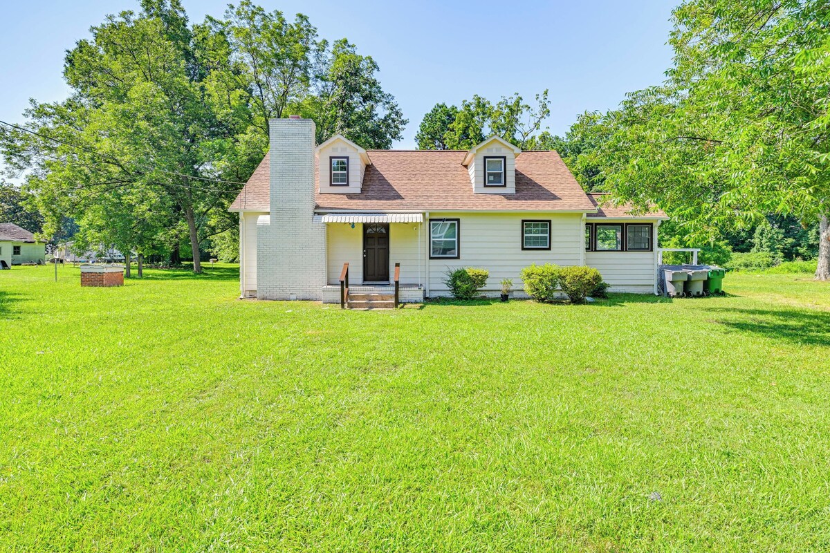6 Mi to Dtwn: Charming Home w/ Yard in Charlotte