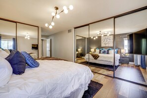 4 habitaciones, escritorio, tabla de planchar con plancha y internet