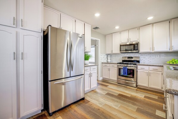Fridge, microwave, stovetop, dishwasher