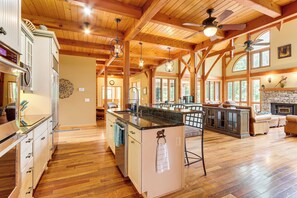 Fridge, microwave, oven, stovetop - Game Room & Fireplaces: Group Dahlonega Getaway (Dahlonega)
