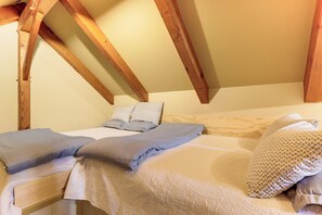 Desk, iron/ironing board, Internet, bed sheets