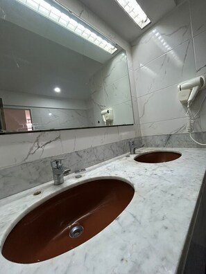 Apartamento standard, vista para a cidade | Banheiro