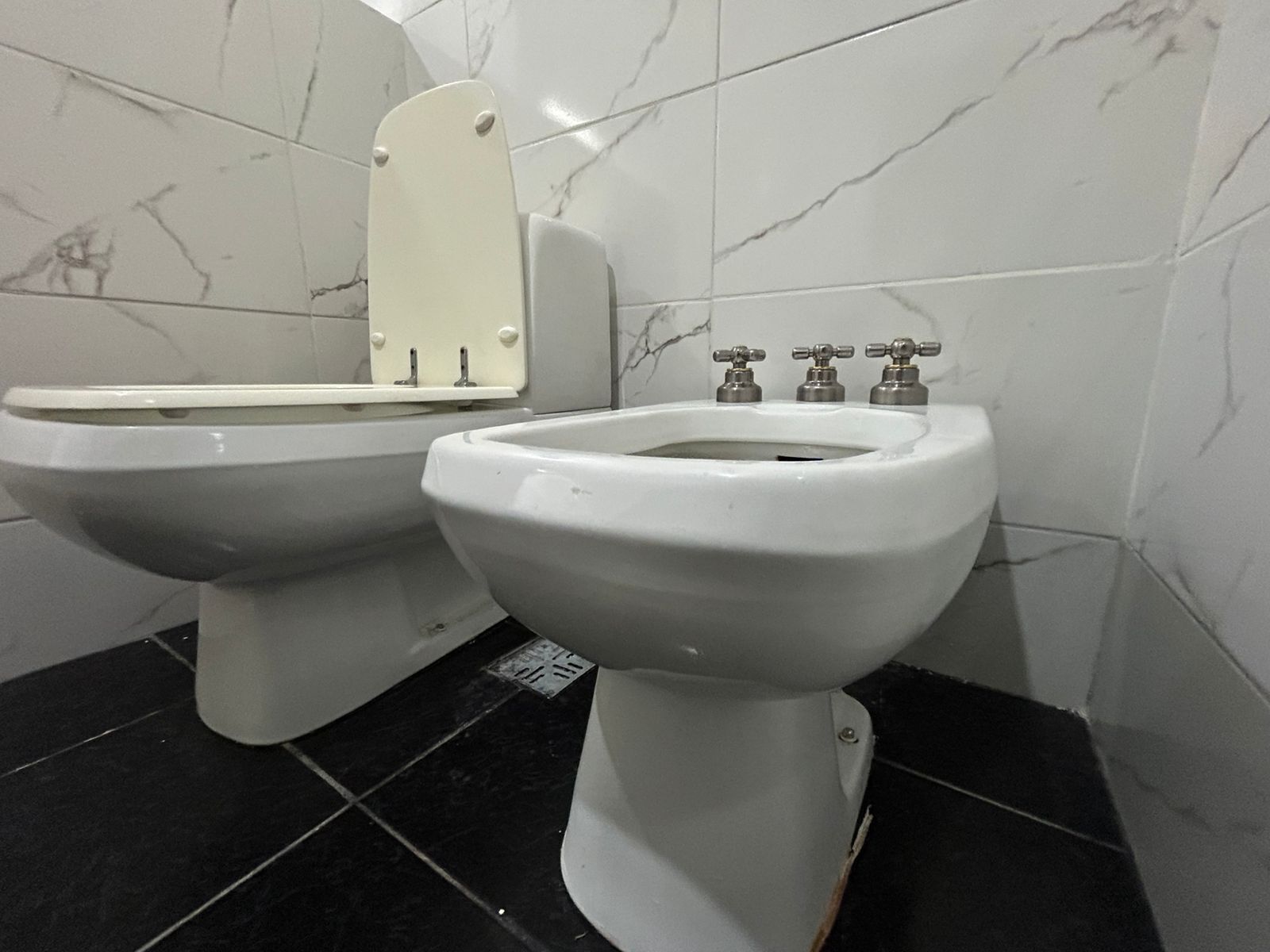 Apartemen Standar, pemandangan kota | Kamar mandi