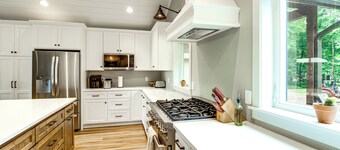 Hot Tub & Game Room: Lakefront Merrifield Retreat!