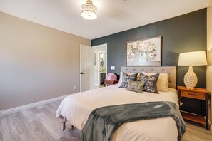 5 bedrooms, desk, iron/ironing board, WiFi
