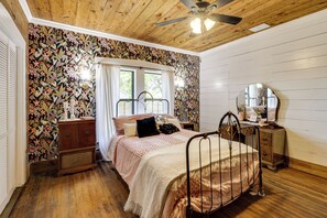 2 bedrooms, iron/ironing board, Internet, bed sheets - 1925 Craftsman Bungalow - 1 Mi to Dtwn Waxahachie! (Waxahachie)