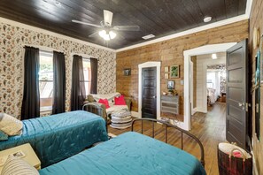 2 bedrooms, iron/ironing board, internet, bed sheets