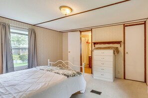 3 bedrooms, desk, iron/ironing board, WiFi - 3 Mi to Badin Lake: Quiet New London Retreat (New London)
