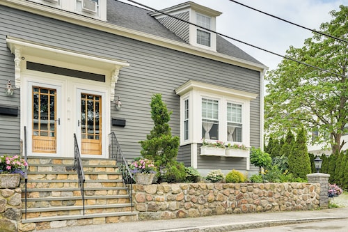 North Shore Townhome: 1 Mi to Singing Beach!