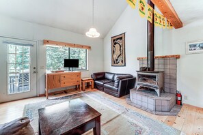 TV - 6 Mi to Downieville Downhill: Cabin w/ Mtn Views (Sierra City)