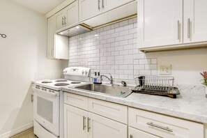Réfrigérateur, micro-ondes, plaque de cuisson, cafetière/bouilloire