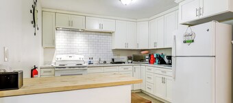 10 Mi to Hartford: Family Home w/ Yard