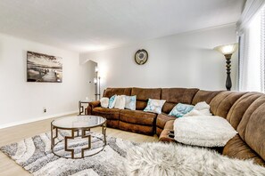 TV, fireplace, books - 10 Mi to Hartford: Family Home w/ Yard (Manchester)