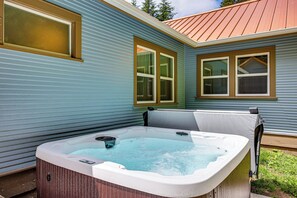 Outdoor spa tub - 7 Mi to Mt Rainier NP: Home w/ Private Hot Tub! (Ashford)
