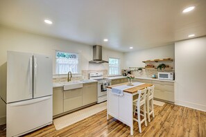 Réfrigérateur, micro-ondes, plaque de cuisson, lave-vaisselle