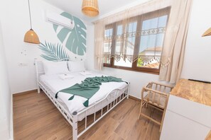 Quarto casal conforto, vista para a cidade | Escrivaninha, espaço de trabalho para notebook