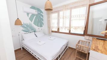 Escritorio y espacio para trabajar con laptop