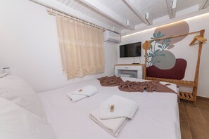 Habitación básica doble, planta baja | Escritorio y espacio para trabajar con laptop
