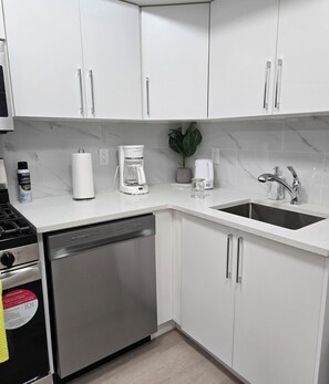 Fridge, microwave, oven, stovetop - Charming 1-bedroom building in lovely Edmonton with WiFi, AC (Edmonton)
