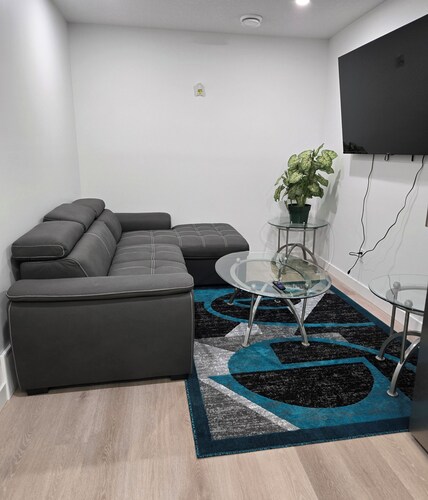 Charming 1-bedroom building in lovely Edmonton with WiFi, AC