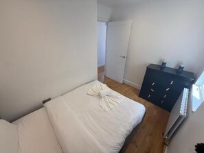 2 slaapkamers, een strijkplank/strijkijzer, wifi, beddengoed