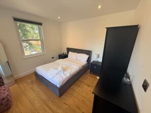 2 quartos, ferros/tábuas de passar roupa, Wi-Fi, roupa de cama